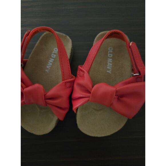 Old Navy baby sandals 3-6 months - Picture 2 of 3